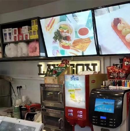 S400GT、銀蓋雅在羅森便利店